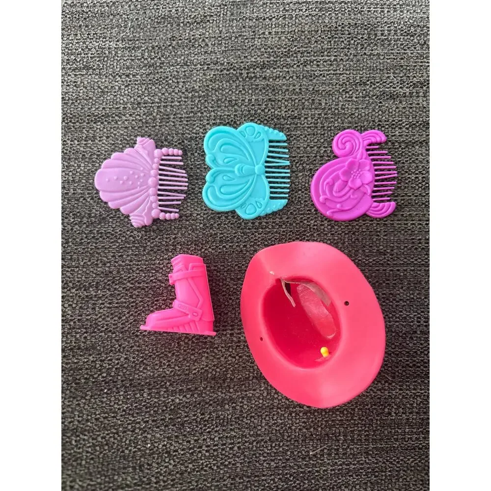 Barbie Miscellaneous Accessories Combs Cowboy Hat One Ski Boot